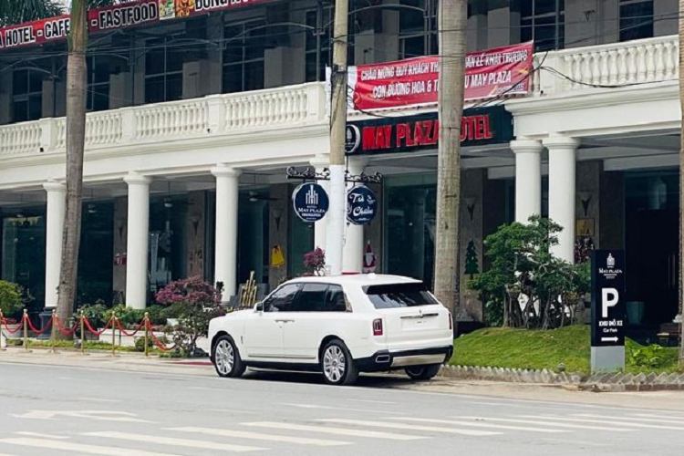 SUV siêu sang Rolls-Royce Cullinan được trang bị động cơ V12, tăng áp kép, dung tích 6.75 lít, sản sinh công suất tối đa 563 mã lực và mô-men xoắn cực đại 850 Nm tại vòng tua máy 1.600 vòng/phút. Động cơ của Rolls-Royce Cullinan được trang bị hộp số tự động ZF 8 cấp, hệ dẫn động 4 bánh toàn thời gian và đánh lái 4 bánh hoàn toàn mới.