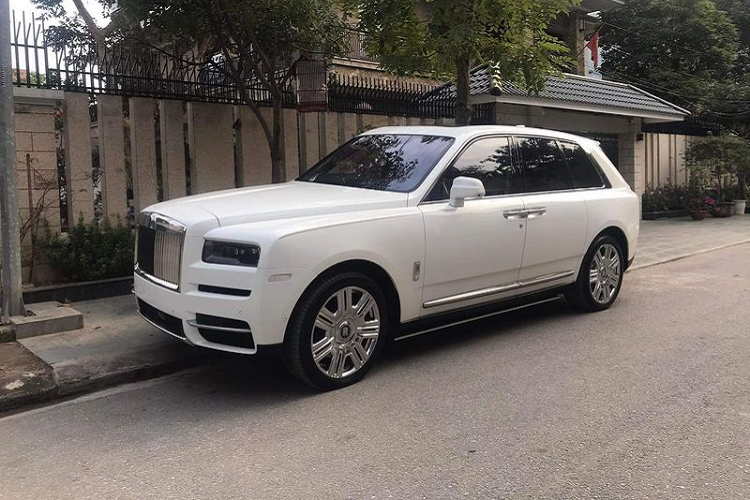 Được biết, chiếc SUV siêu sang Rolls-Royce Cullinan ở Thái Nguyên có tuỳ chọn View Suite. Đây là một tuỳ chọn rất hấp dẫn mà hãng xe siêu sang Anh quốc dành cho những người yêu thích phong cảnh với trang bị bộ ghế ngồi phía sau khoang hành lý. Với cặp ghế và bàn di động này, hành khách và chủ nhân có thể ngắm bất kỳ cảnh đẹp trên cung đường mình đi qua cùng chiếc SUV siêu sang Rolls-Royce Cullinan, hoặc dùng làm ghế câu cá.