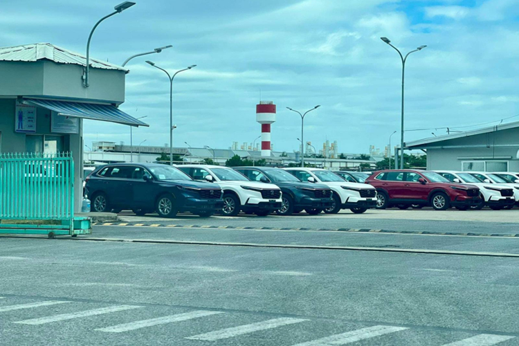 Trong khi đó, bộ vành hợp kim 19 inch màu đen bóng khỏe khoắn không xuất hiện trên những chiếc xe SUV Honda CR-V 2024 mới này. Có thể những chiếc xe trong ảnh đều thuộc phiên bản thấp nên chỉ dùng vành cỡ 18 inch.