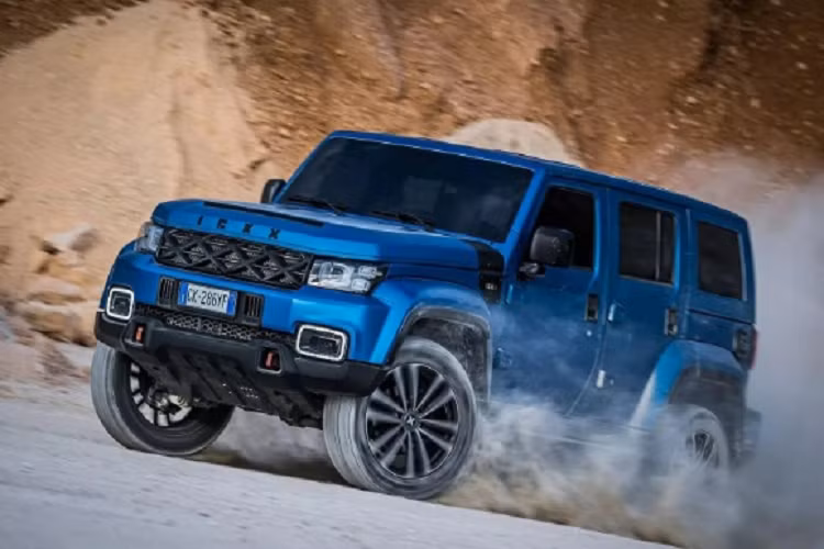 Nhìn vào ngoại hình có thể thấy, đối thủ mà mẫu xe này hướng tới chắc chắn là Mercedes-Benz G-Class hay Range Rover. Ickx K2 được xây dựng dựa trên mẫu xe BJ40 nên có nền tảng khung gầm BAIC BJ40, Ickx K2 2024 mới mang thiết kế vuông vức, khỏe khoắn đặc trưng của dòng SUV địa hình.