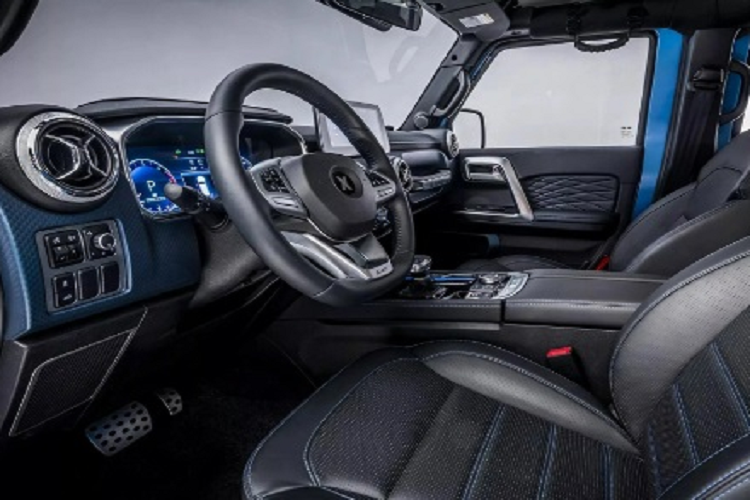 Về nội thất, xe có khoang cabin khá đơn giản với nội thất bọc da, màn hình giải trí 12.3 inch tích hợp Apple CarPlay và Android Auto, cùng điều hòa hai vùng.