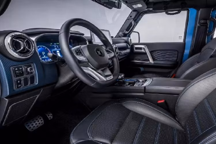 Về nội thất, xe có khoang cabin khá đơn giản với nội thất bọc da, màn hình giải trí 12.3 inch tích hợp Apple CarPlay và Android Auto, cùng điều hòa hai vùng.