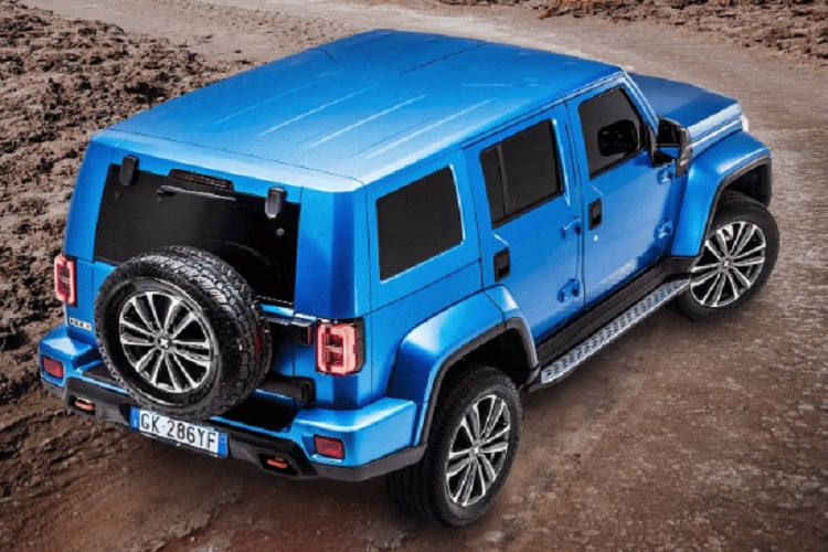 Đầu xe gây ấn tượng với lưới tản nhiệt được làm hoàn toàn từ sợi carbon để mang lại vẻ ngoài hầm hố nhất có thể. Bên dưới tản nhiệt là cản trước bằng nhựa và khung bảo vệ giúp hạn chế lực va đập tới các chi tiết quan trọng trong hệ truyền động dưới gầm khi xe vận hành off-road.