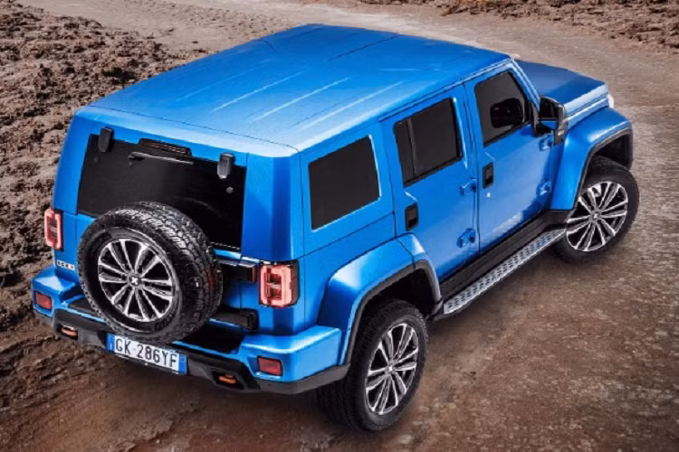 Đầu xe gây ấn tượng với lưới tản nhiệt được làm hoàn toàn từ sợi carbon để mang lại vẻ ngoài hầm hố nhất có thể. Bên dưới tản nhiệt là cản trước bằng nhựa và khung bảo vệ giúp hạn chế lực va đập tới các chi tiết quan trọng trong hệ truyền động dưới gầm khi xe vận hành off-road.