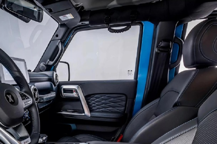 Xe cũng có thể tháo rời mui giống Jeep Wrangler nếu người dùng muốn tận hưởng trọn vẹn không khí ở những nơi có khí hậu mát mẻ.