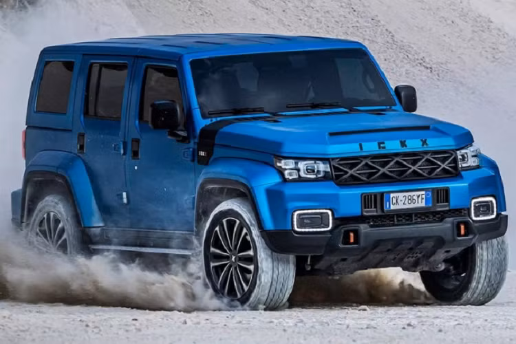 Một số chi tiết ngoại thất khiến nhiều người liên tưởng đến mẫu G-Class, hay Jeep và Land Rover. Mẫu xe SUV địa hình Ickx K2 sở hữu chiều dài có kích thước là 4.645 mm, đi cùng trọng lượng hơn 2,1 tấn và có sức kéo lên đến 1.500 kg.