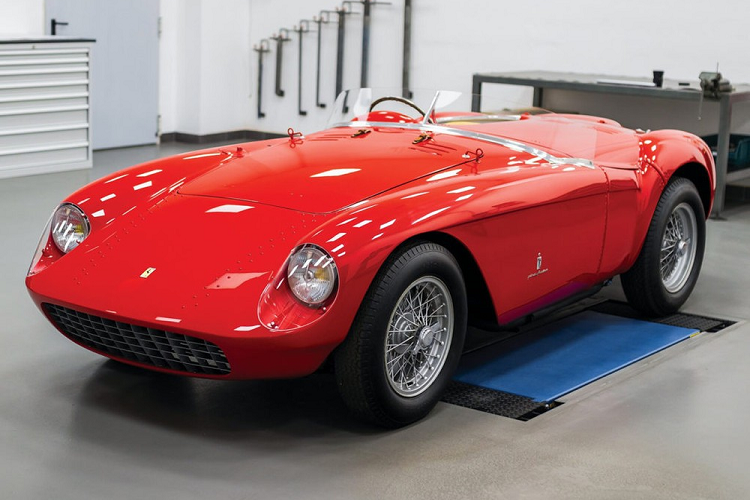 Có lẽ, người mua là 1 nhà sưu tập, "fan trung thành" của hãng xe Ferrari, và Mondial Spider Series I 1954 là món đồ chơi ông còn thiếu. Nếu không, với những triệu phú hay tỷ phú, việc mua 1 món đồ nào đó ngoài nhu cầu sưu tầm, thích ra, họ còn nhận thấy được cơ hội phát tài trên sản phẩm đó.