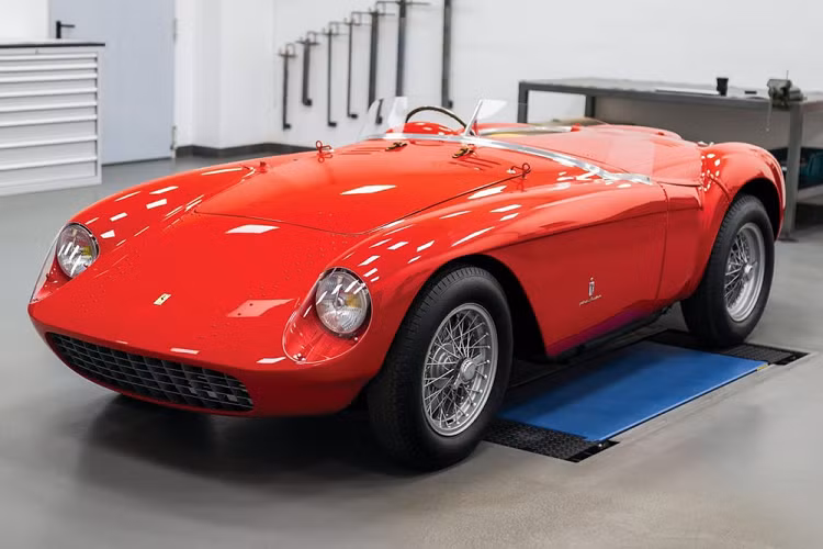 Có lẽ, người mua là 1 nhà sưu tập, "fan trung thành" của hãng xe Ferrari, và Mondial Spider Series I 1954 là món đồ chơi ông còn thiếu. Nếu không, với những triệu phú hay tỷ phú, việc mua 1 món đồ nào đó ngoài nhu cầu sưu tầm, thích ra, họ còn nhận thấy được cơ hội phát tài trên sản phẩm đó.