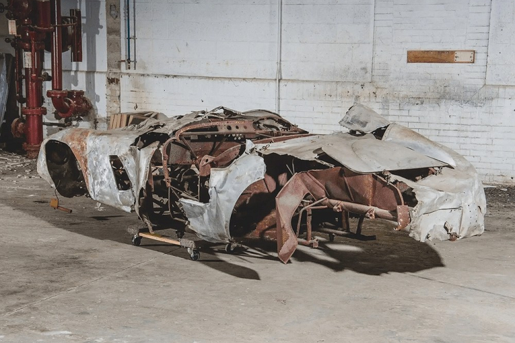 Hãng đấu giá nổi tiếng RM Sothebys đã tổ chức sự kiện đấu giá thường niên Monterey 2023 và 1 trong những chiếc xe ấn tượng, nổi tiếng cũng như gây bất ngờ nhất là đống sắt vụn Ferrari Mondial Spider Series I 1954 đã được mang đến đấu giá, nhưng trong tình trạng đã bị phá hủy hoàn toàn, trông chẳng khác gì "đống sắt vụn" nhưng vẫn có người chi ra 1,875 triệu đô la (khoảng 43 tỷ đồng) để sở hữu.