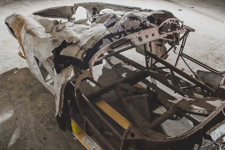 Thời điểm cuối những năm 1950 và đầu những năm 1960, chiếc siêu xe Ferrari Mondial Spider Series I 1954 gặp tai nạn và bị cháy. Vài thập kỷ sau, động cơ của xe đã bị thay thế. Sau đó, nó được bán cho nhà sưu tập xe Ferrari là ông Walter Medlin vào năm 1978, và được để trong kho bảo quản suốt 45 năm.