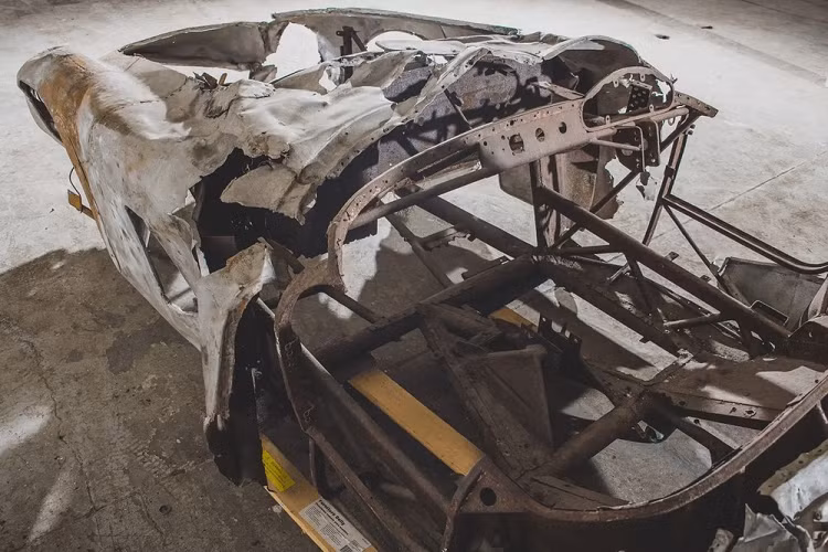 Thời điểm cuối những năm 1950 và đầu những năm 1960, chiếc siêu xe Ferrari Mondial Spider Series I 1954 gặp tai nạn và bị cháy. Vài thập kỷ sau, động cơ của xe đã bị thay thế. Sau đó, nó được bán cho nhà sưu tập xe Ferrari là ông Walter Medlin vào năm 1978, và được để trong kho bảo quản suốt 45 năm.