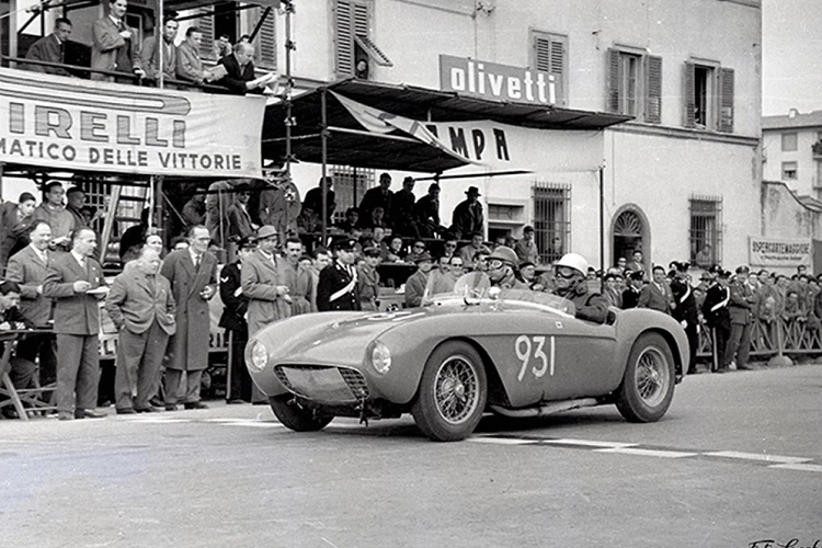 Số phận của Ferrari Mondial Spider Series I 1954 hàng hiếm khá hấp dẫn, được biết đến với số khung 0406 MD, ban đầu phần thân của Mondial được công ty thiết kế nổi tiếng của Italia Pinin Farina chế tạo. Công ty này sau đó đổi tên thành Pininfarina. Khoảng một năm sau khi chế tạo, chiếc xe đã được đổi một thân xe khác của hãng Scaglietti, và sau đó được vận chuyển đến Mỹ vào năm 1958.