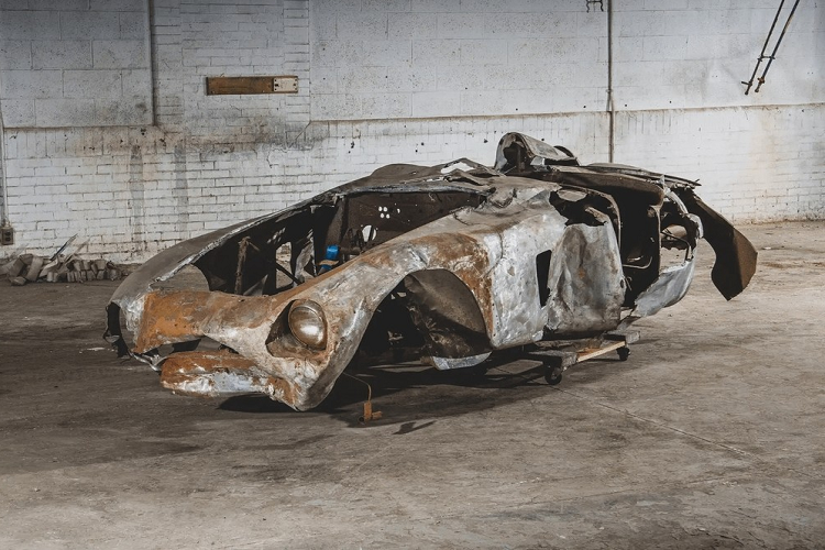 Nếu bạn nghĩ chiếc siêu xe tai nạn nào cũng có giá cực rẻ, thì mẫu xe Ferrari Mondial Spider Series I đời 1954 trong bài viết này sẽ khiến bạn bất ngờ, sững sờ vì có người chịu bỏ ra tận 1,875 triệu đô la (tương đương 43 tỷ đồng) để sở hữu.