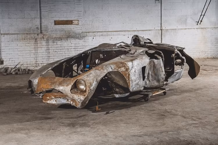 Nếu bạn nghĩ chiếc siêu xe tai nạn nào cũng có giá cực rẻ, thì mẫu xe Ferrari Mondial Spider Series I đời 1954 trong bài viết này sẽ khiến bạn bất ngờ, sững sờ vì có người chịu bỏ ra tận 1,875 triệu đô la (tương đương 43 tỷ đồng) để sở hữu.