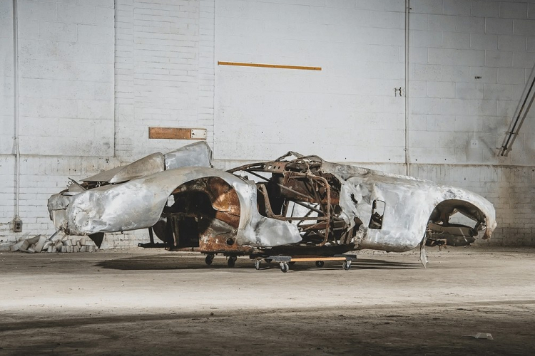 Theo hãng tin CNN, đây là một trong số 13 chiếc được sản xuất, điều này đã phần nào hé mở cho câu chuyện tại sao 1 đại gia dám chi ra 43 tỷ đồng để mang về đống sắt vụn Ferrari Mondial Spider Series I 1954 này, tiếp theo, giá trị của các siêu xe Ferrari hiếm ngày nay rất cao, có những xe giá xuất xưởng chỉ hơn 300.000 đô la nhưng vài năm sau, trên thị trường xe cũ đã bị đẩy giá trên 1 triệu đô la.