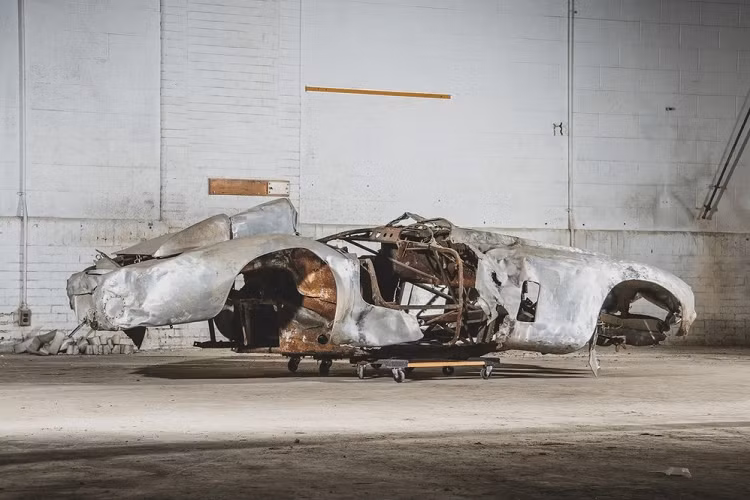 Theo hãng tin CNN, đây là một trong số 13 chiếc được sản xuất, điều này đã phần nào hé mở cho câu chuyện tại sao 1 đại gia dám chi ra 43 tỷ đồng để mang về đống sắt vụn Ferrari Mondial Spider Series I 1954 này, tiếp theo, giá trị của các siêu xe Ferrari hiếm ngày nay rất cao, có những xe giá xuất xưởng chỉ hơn 300.000 đô la nhưng vài năm sau, trên thị trường xe cũ đã bị đẩy giá trên 1 triệu đô la.