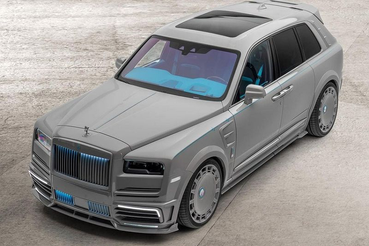 Bản độ Rolls-Royce Cullinan màu xám của Mansory đơn giản là được bao phủ toàn bộ phần ngoại thất bằng màu xám Nardo. Để khiến cho chiếc xe nổi bật hơn, hãng độ đến từ Đức đã nâng cấp chi tiết mặt ca lăng bằng việc bổ sung các đèn LED màu xanh đặt ẩn bên trong các thanh lưới tản nhiệt. Bên cạnh đó, xe cũng được bổ sung đường coachline màu xanh, ốp cản trước/cản sau, cánh gió nóc và bộ 4 ống xả thể thao.