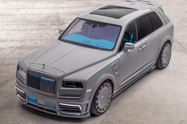Bản độ Rolls-Royce Cullinan màu xám của Mansory đơn giản là được bao phủ toàn bộ phần ngoại thất bằng màu xám Nardo. Để khiến cho chiếc xe nổi bật hơn, hãng độ đến từ Đức đã nâng cấp chi tiết mặt ca lăng bằng việc bổ sung các đèn LED màu xanh đặt ẩn bên trong các thanh lưới tản nhiệt. Bên cạnh đó, xe cũng được bổ sung đường coachline màu xanh, ốp cản trước/cản sau, cánh gió nóc và bộ 4 ống xả thể thao.