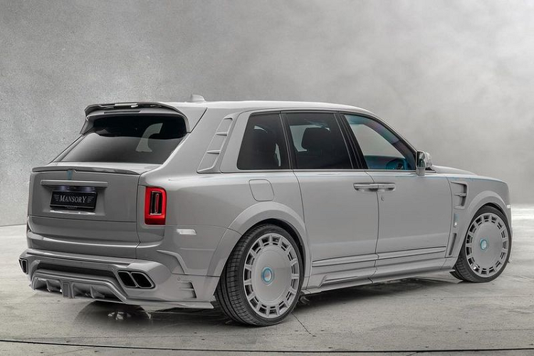 Không chỉ thiết kế bên ngoài mà ngay cả nội thất của chiếc Cullinan cũng được Mansory thay đổi toàn diện. Bảng điều khiển trung tâm, ốp cửa, vô lăng và táp lô được bọc da màu xanh sáng kết hợp với các điểm nhấn làm từ sợi carbon. Phần còn lại của cabin, bao gồm cả ghế trước và ghế sau được bọc bằng da màu đen cao cấp kết hợp với các chi tiết màu xanh lam nổi bật.