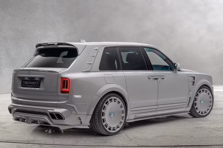 Không chỉ thiết kế bên ngoài mà ngay cả nội thất của chiếc Cullinan cũng được Mansory thay đổi toàn diện. Bảng điều khiển trung tâm, ốp cửa, vô lăng và táp lô được bọc da màu xanh sáng kết hợp với các điểm nhấn làm từ sợi carbon. Phần còn lại của cabin, bao gồm cả ghế trước và ghế sau được bọc bằng da màu đen cao cấp kết hợp với các chi tiết màu xanh lam nổi bật.