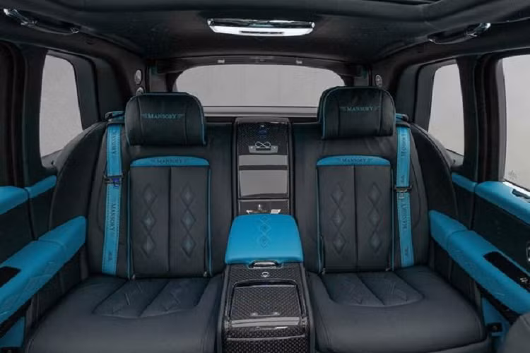 Với sức mạnh này, xe có khả năng tăng tốc từ 0-100km/h trong 5,2 giây và đạt tốc độ tối đa là 250 km/h. Mức giá xe Rolls-Royce Cullinan độ Mansory màu xám Nardo "kịch độc" hiện chưa được hé lộ.