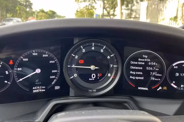 Hình ảnh do đại lý của Porsche Việt Nam chia sẻ cho thấy, chiếc xe thể thao giới hạn Porsche 911 Dakar của đại gia Hải Phòng khi về đến đại lý chính hãng còn nguyên bùn đất và chủ xe quyết cho xế cưng ở dơ 1 ngày để nhớ về hành trình 3 tháng chinh phục các con đường tại Trung Quốc và Mông Cổ trước khi mang xe đi tắm rửa sạch sẽ.