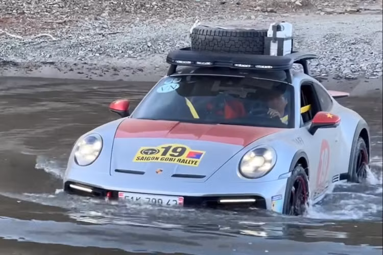 Động cơ này kết hợp với hộp số tự động PDK 8 cấp, hệ dẫn động 4 bánh toàn thời gian và hệ thống đánh lái cầu sau, nhờ đó, giúp mẫu xe thể thao này có thể dễ dàng tăng tốc từ vị trí xuất phát lên 100 km/h chỉ trong thời gian 3,4 giây, vận tốc tối đa của xe bị giới hạn ở mức 240 km/h.