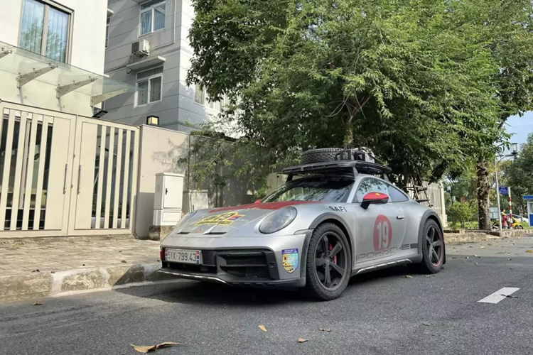 Cũng thời gian này, cư dân mạng còn chú ý đến việc chiếc Porsche 911 Dakar đầu tiên về Việt Nam cũng đã có mặt tại Sài thành, sau hành trình dài hơn 3 tháng rong đuổi trên các con đường từ Nam ra Bắc, sang Trung Quốc và còn đến cả Mông Cổ.