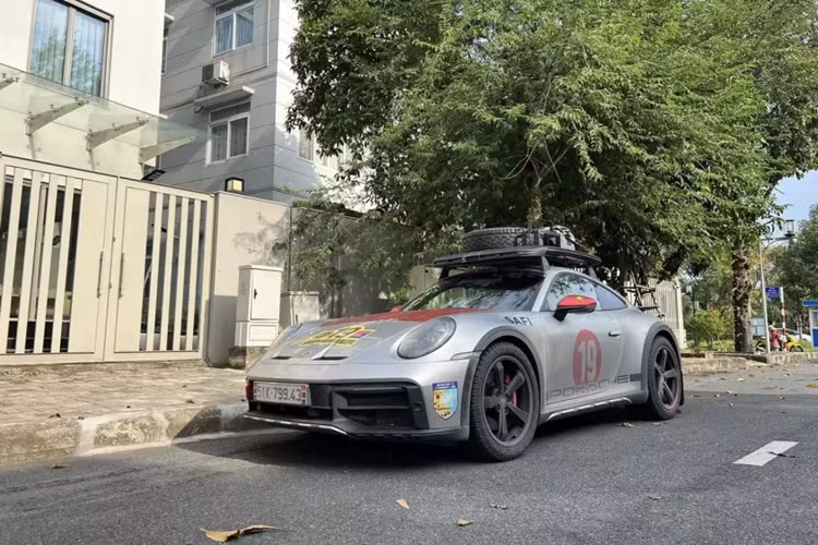 Cũng thời gian này, cư dân mạng còn chú ý đến việc chiếc Porsche 911 Dakar đầu tiên về Việt Nam cũng đã có mặt tại Sài thành, sau hành trình dài hơn 3 tháng rong đuổi trên các con đường từ Nam ra Bắc, sang Trung Quốc và còn đến cả Mông Cổ.