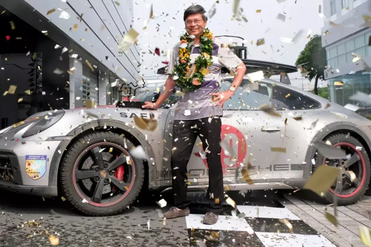 Mới đây, hình ảnh của chiếc xe thể thao giới hạn Porsche 911 Dakar hơn 16 tỷ thứ 3 về Việt Nam được đăng tải lên mạng xã hội đã nhận được sự quan tâm của giới mê xe trong nước