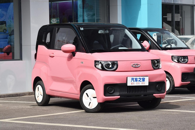 Hiện chưa rõ là cấu hình của chiếc xe mới sẽ được Chery tăng lên hay giảm xuống, nhưng việc bổ sung thêm phiên bản thứ 5 cho dòng xe QQ Ice Cream, cũng đã giúp tăng thêm tính cạnh tranh cho chiếc ô tô điện này trước các đối thủ nặng ký như Wuling Hongguang Mini EV.