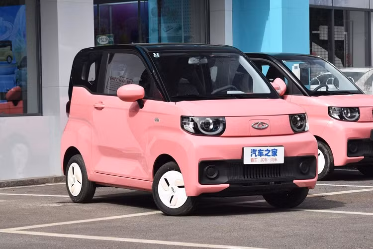 Hiện chưa rõ là cấu hình của chiếc xe mới sẽ được Chery tăng lên hay giảm xuống, nhưng việc bổ sung thêm phiên bản thứ 5 cho dòng xe QQ Ice Cream, cũng đã giúp tăng thêm tính cạnh tranh cho chiếc ô tô điện này trước các đối thủ nặng ký như Wuling Hongguang Mini EV.