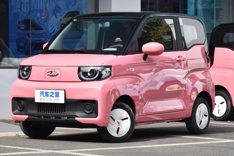 Hiện tại, cả QQ Ice Cream và Wuling Hongguang Mini EV đang có nhiều khả năng rất lớn về Việt Nam, trong đó, Chery đã tiến hành nhiều thủ tục để sớm quay trở lại xâm nhập vào thị trường nước ta, còn Wuling Hongguang Mini EV do liên doanh GM-SAIC-Wuling sản xuất đã hợp tác với Công ty Cổ phần Ô tô TMT (TMT Motors) để phân phối chính hãng tại Việt Nam ngay Quý II năm nay.