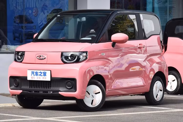Hiện tại, cả QQ Ice Cream và Wuling Hongguang Mini EV đang có nhiều khả năng rất lớn về Việt Nam, trong đó, Chery đã tiến hành nhiều thủ tục để sớm quay trở lại xâm nhập vào thị trường nước ta, còn Wuling Hongguang Mini EV do liên doanh GM-SAIC-Wuling sản xuất đã hợp tác với Công ty Cổ phần Ô tô TMT (TMT Motors) để phân phối chính hãng tại Việt Nam ngay Quý II năm nay.