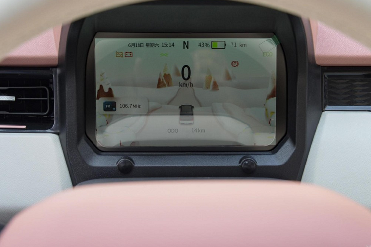 Nguồn cung cấp sức mạnh cho Chery QQ Ice Cream là mô-tơ điện sản sinh ra công suất tối đa 27,2 mã lực và mô-men xoắn cực đại 85 Nm. Nhờ đó, xe có thể đạt tốc độ tối đa 100 km/h. Mô-tơ điện kết hợp với 2 loại pin lithium-sắt-photphat (LiFePO4) 9,6 kWh và 13,9 kWh, cho phép xe chạy được 120 - 170 km sau khi sạc đầy.