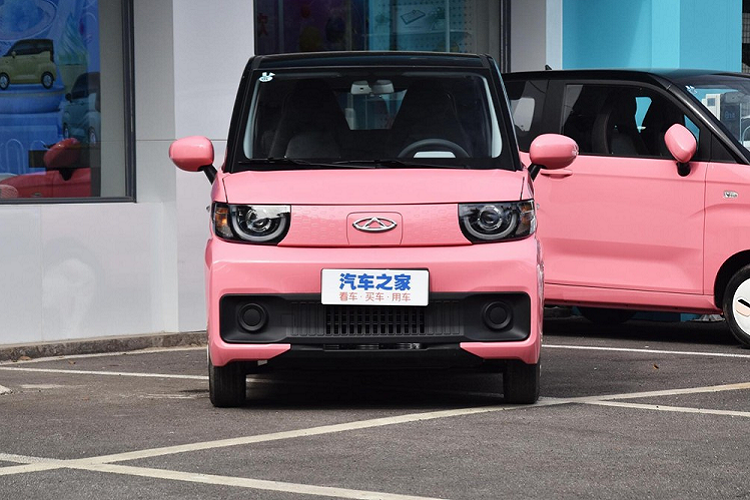 1 trong số này, Chery New Energy, 1 thương hiệu con của tập đoàn Chery đã từng thu hút người tiêu dùng tại Trung Quốc với chiếc xe điện QQ Ice Cream có thiết kế rất thời trang, nhiều màu sắc khá dễ thương và giá bán dễ tiếp cận, từ 156 triệu đồng. Mới đây, Chery New Energy đã thông báo rằng phiên bản QQ Ice Cream 2023 mới của mình sẽ có 1 phiên bản 170 km mới.