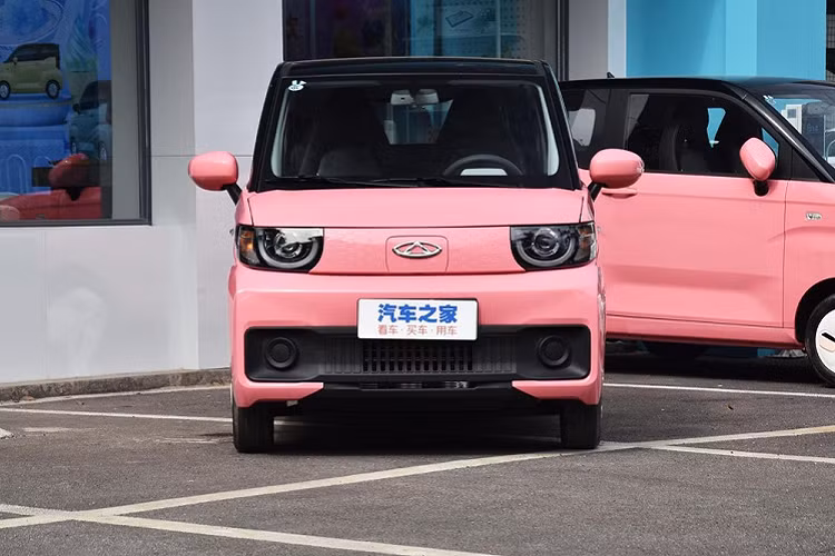 1 trong số này, Chery New Energy, 1 thương hiệu con của tập đoàn Chery đã từng thu hút người tiêu dùng tại Trung Quốc với chiếc xe điện QQ Ice Cream có thiết kế rất thời trang, nhiều màu sắc khá dễ thương và giá bán dễ tiếp cận, từ 156 triệu đồng. Mới đây, Chery New Energy đã thông báo rằng phiên bản QQ Ice Cream 2023 mới của mình sẽ có 1 phiên bản 170 km mới.