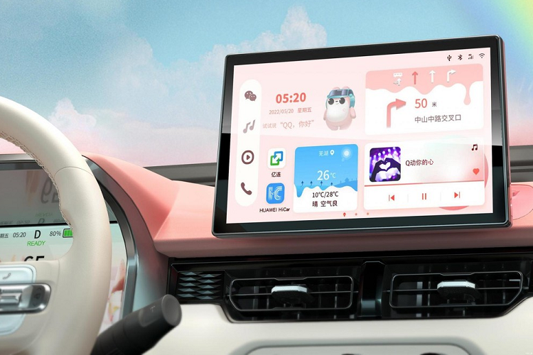 Tùy theo phiên bản mà ngoại thất và nội thất sẽ có cách phối màu và trang bị bên trong khoang lái. Chẳng hạn bản cao nhất sẽ có trang bị cả màn hình giải trí kích thước lớn.