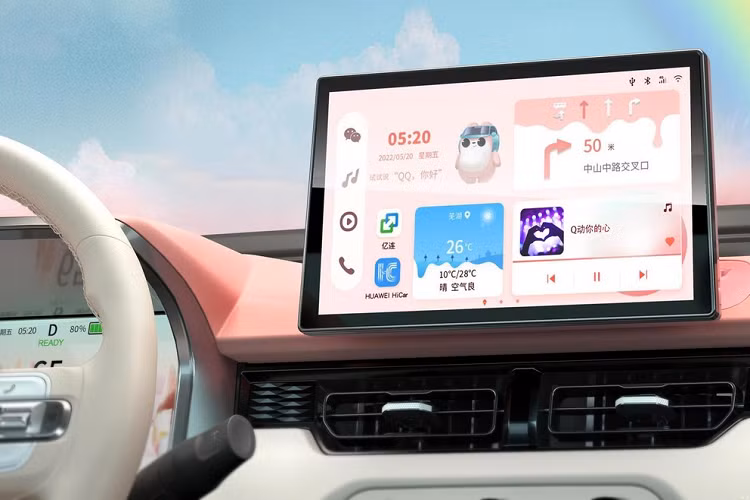 Tùy theo phiên bản mà ngoại thất và nội thất sẽ có cách phối màu và trang bị bên trong khoang lái. Chẳng hạn bản cao nhất sẽ có trang bị cả màn hình giải trí kích thước lớn.