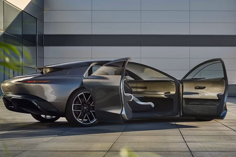 Đến nay chưa có nguyên mẫu nào của A8 E-Tron nên thật sự sẽ rất khó có thể ra mắt vào đầu năm tới, nhiều khả năng Audi sẽ ra mắt chiếc sedan đầu bảng vào cuối năm 2024. Đồng thời, không rõ A8 phiên bản EV có được bán song song với bản động cơ đốt trong như hiện nay.