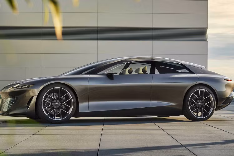 Bộ pin lớn 120 kWh có đủ năng lượng cho phạm vi hoạt động hơn 466 dặm (750 km) và hỗ trợ sạc 270 kWh với thời gian sạc chưa đầy 10 phút để đạt được phạm vi hoạt động hơn 186 dặm (300 km). Audi cho biết mẫu concept này cần hơn 20 phút để sạc pin từ 5% lên 80%.