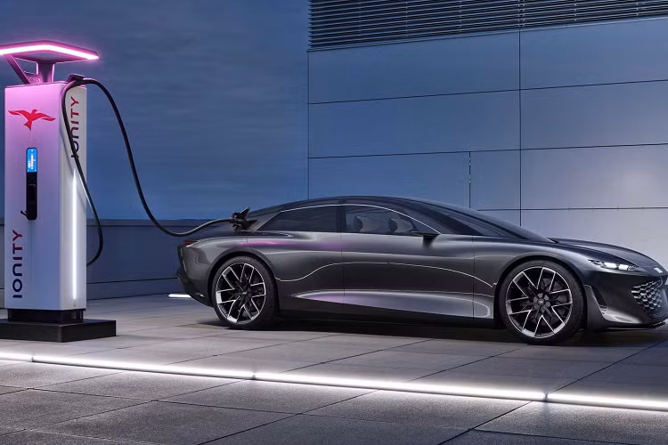 Các thông số kỹ thuật của xe Audi A8 thế hệ mới vẫn chưa được tiết lộ, nhưng chúng tôi biết Grandsphere có hệ dẫn động 4 bánh từ cặp mô-tơ điện, công suất kết hợp là 710 mã lực (530 kW) và mô-men xoắn 960 Newton-mét (708 pound-feet) khả năng tăng tốc từ 0 đến 62 dặm/giờ (100 km/h) trong hơn 4 giây.