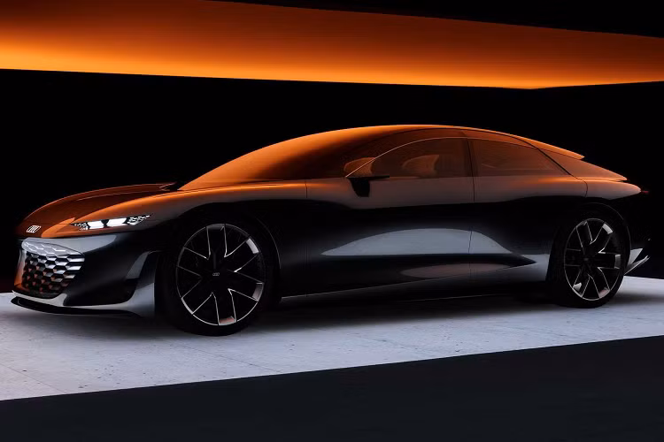 Để làm mới, Audi dự định ra mắt xe điện từ năm 2026 và kết thúc việc bán các mẫu xe ICE vào năm 2033. Theo giám đốc thiết kế của Audi - Marc Lichte cho biết, Grandsphere khá giống với diện mạo của mẫu xe sedan hạng sang Audi A8 và đây không phải là bản sao carbon của chiếc xe trưng bày mà sẽ trở thành mẫu xe chạy đường trường.