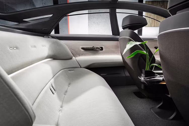 Kích thước của xe được gọi "chuyên cơ mặt đất" với chiều dài tổng thể lên đến 5,35 m (17,6 feet) và chiều dài trục cơ sở 3,19 m (10,5 feet).