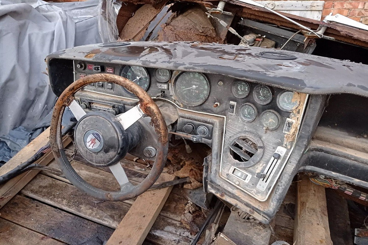 Qua những hình ảnh được đăng trên trang eBay, có thể thấy nếu muốn đưa chiếc Maserati Merak SS đời 1979 này trở lại trạng thái nguyên bản như ban đầu thì sẽ phải mất khá nhiều công sức. Trên thực tế, chiếc ô tô này trông như một đống sắt vụn với phần khung bị chia làm đôi. Toàn bộ phần thân vỏ bên ngoài của chiếc Maserati Merak đều đã bị gỉ sét, móp méo và biến dạng.