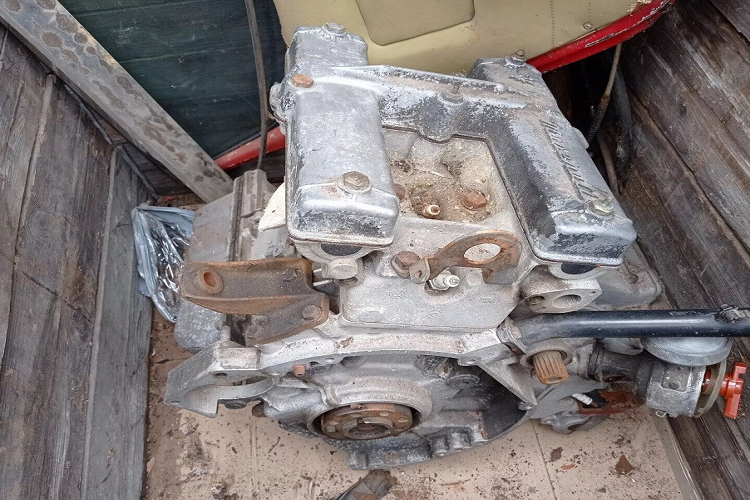 Người rao bán cho biết, động cơ, nhiều bộ phận của hệ thống treo và một số chi tiết nội thất đã bị tháo ra khỏi chiếc Maserati Merak. Những bộ phận này được đặt bên cạnh xác xe và chờ lắp ráp vào chiếc Maserati Merak này. Ở phiên bản 1979, Maserati Merak vốn được trang bị động cơ xăng V6, dung tích 3.0L, sản sinh công suất tối đa 217 mã lực. Tuy nhiên, hiện chưa rõ động cơ của xe còn sử dụng được hay không.