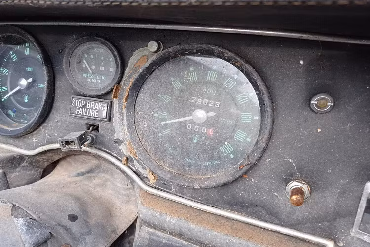 Ngoài ra, chiếc Maserati Merak này còn thiếu một số bộ phận như đèn pha và kính chắn gió. Nửa thân xe phía trước tách rời ra, để lộ nội thất và những thanh gỗ bên trong. Cũng theo người rao bán xe, chiếc Maserati Merak này vẫn dùng vành hợp kim Campagnolo nguyên bản. Trong khi đó, mặt táp-lô của xe là trang bị dành riêng cho Maserati Merak phiên bản SS ở thị trường Mỹ. Dù là xe đời cũ nhưng chiếc Maserati Merak vẫn được trang bị cửa sổ chỉnh điện.