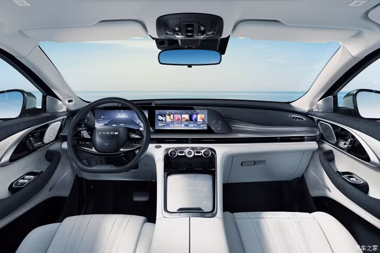 Về cấu hình ghế ngồi, Lingyun mới được trang bị ghế hạng nhất bọc da Nappa, đồng thời có chức năng mát-xa cho ghế phụ và ghế nữ hoàng, có thể trượt ra như 1 chiếc giường cao cấp. Âm thanh toàn cảnh 7.1.4 kênh bao quanh 23 loa, âm thanh tựa đầu cho người lái chính, hệ thống hương thơm tươi mát cao cấp theo tiêu chuẩn, hệ thống giám sát không khí AQS cũng như các chức năng khác không thể thiếu.