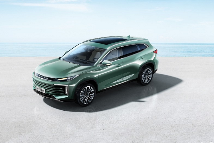 Ở lựa chọn màu sắc, Exeed Lingyu bản nâng cấp giữa vòng đời đã bổ sung thêm màu xanh lá cây ngôi sao độc quyền, rất cao cấp dưới sự chiếu sáng của ánh sáng tự nhiên. Chiều dài, chiều rộng và chiều cao của xe mới lần lượt là 4.780mm/1885mm/1730mm và chiều dài cơ sở là 2800 mm. 