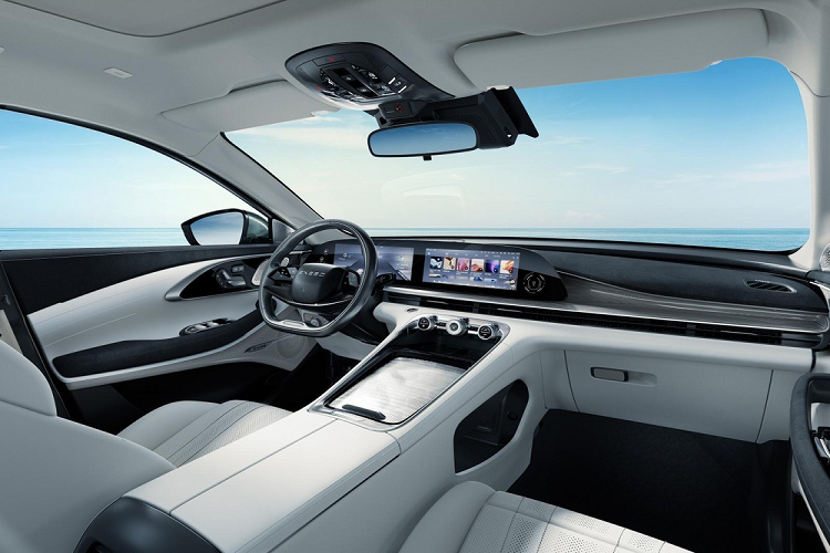 Bên trong khoang nội thất của Exeed Lingyu 2023 đã được tối ưu hóa hoàn toàn. Trong khi vẫn giữ phong cách thiết kế đơn giản và thanh lịch, các chi tiết đã được điều chỉnh để làm cho nó có kết cấu hơn. Màn hình cong kiểu vòm Galaxy 24,6 inch mới có độ phân giải cao hơn, mang đến sự sang trọng cho khoang lái.